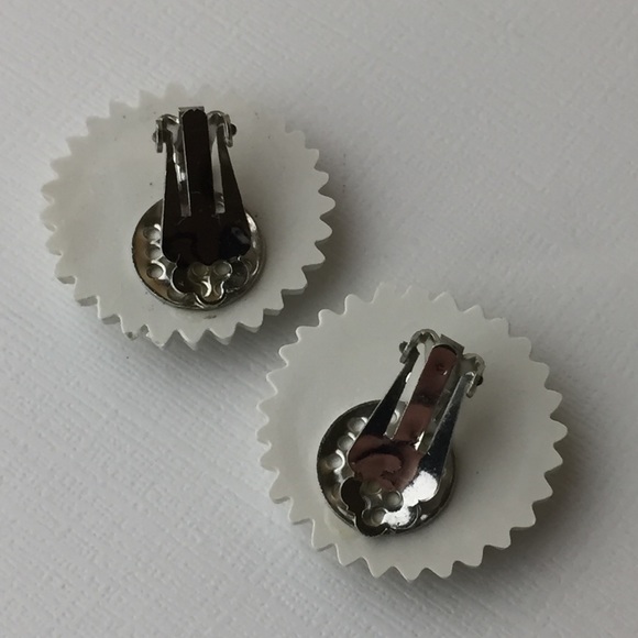 Vintage Big White Plastic Flower Clip On Earrings - Picture 4 of 8